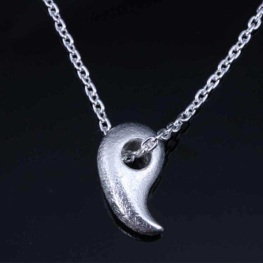 ガメラ　勾玉　アクセサリー　ペンダント ガメラ 勾玉 アクセサリー ペンダント Amazon.co.jp: ガメラ3 まがたま