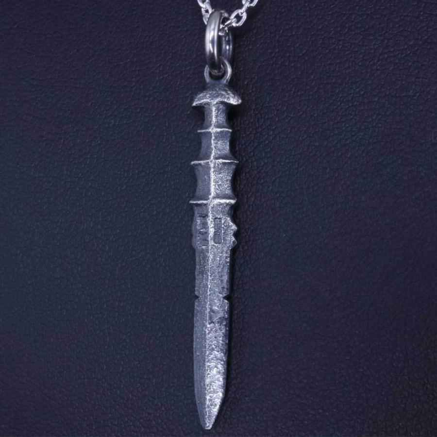 剣の形の金属製ペンダント ペンダント メンズ 天叢雲剣 ペンダントトップ 小 燻し仕上げ 草薙の剣