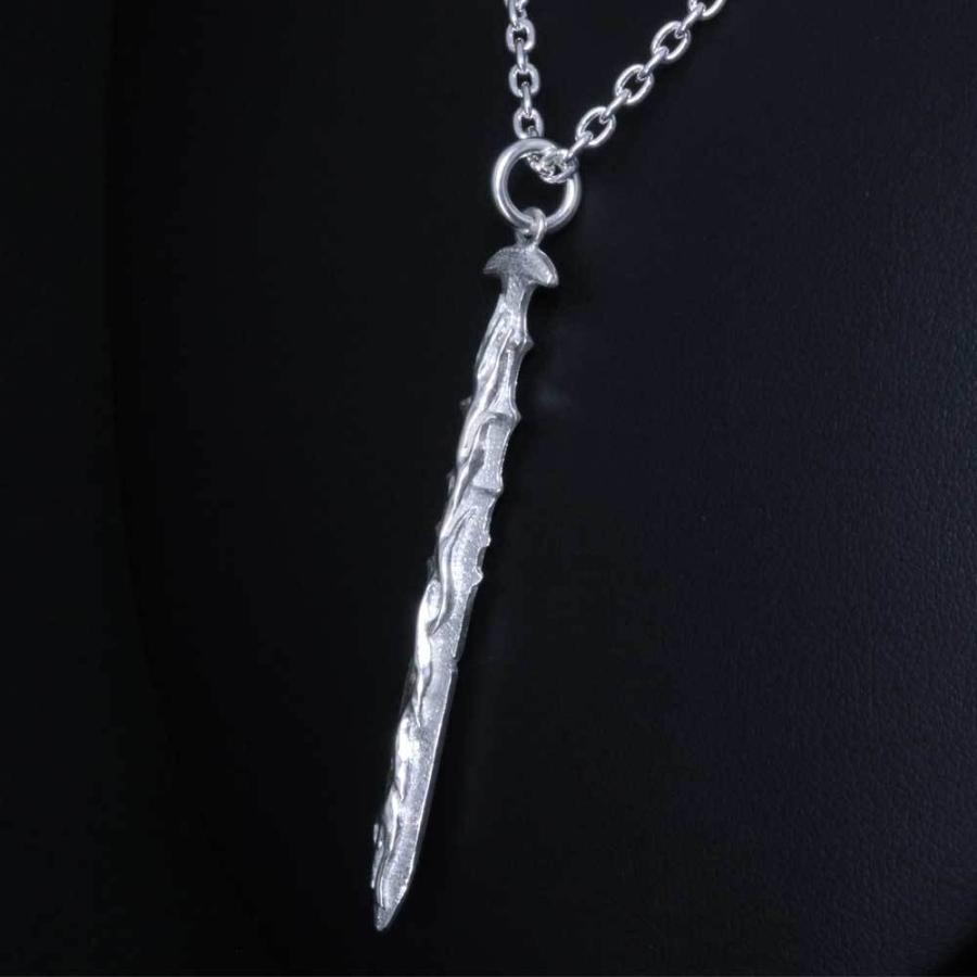 剣の形の金属製ペンダント ペンダント メンズ 火焔 天叢雲剣 ペンダントトップ 白仕上げ 草薙の剣
