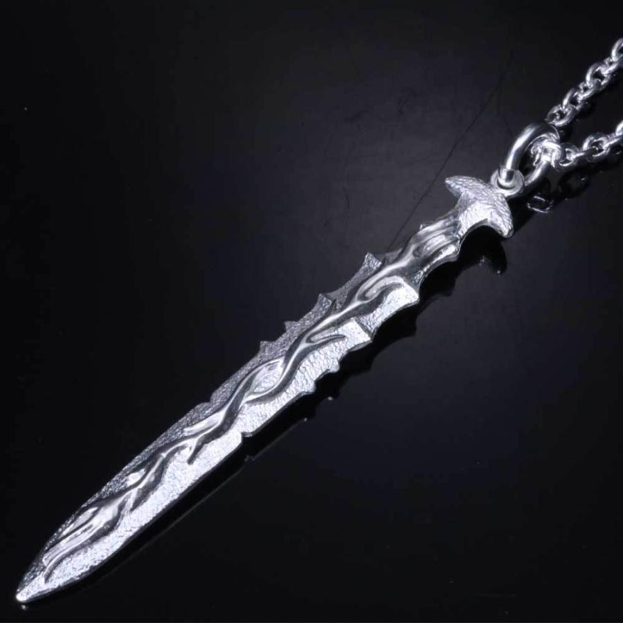 剣の形の金属製ペンダント ペンダント メンズ 天叢雲剣 ペンダントトップ 白仕上げ 草薙の剣