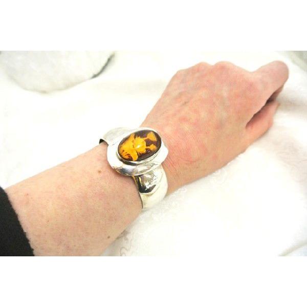 琥珀 コハク アンバー 花裏彫り バングル シルバーデザイン 天然石アクセサリー 魔除け 金運の画像
