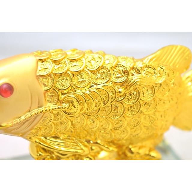 アロワナ 魚型置物 貨幣台座　縁起物 アロワナ 龍魚 樹脂製置物 中 金 ガラス台座 銭鱗 : 横浜中華街龍