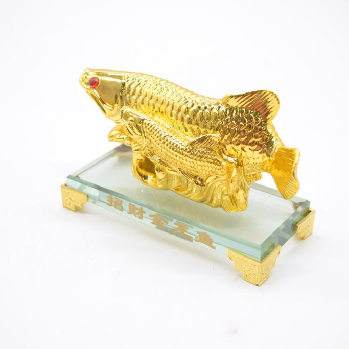 アロワナ 龍魚 双魚 ガラス台座付き 樹脂製置物 金色 11.5cm : 横浜