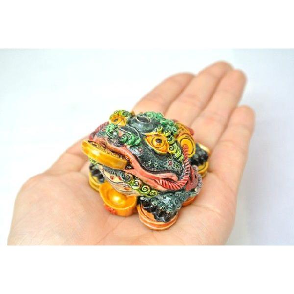 三脚蟾蜍 三本足 カエル 置物 カラフル 樹脂製 4cm : 横浜中華街 三脚蟾蜍 三本足 カエル 置物 カラフル 樹脂製 4cm : 横浜中華街