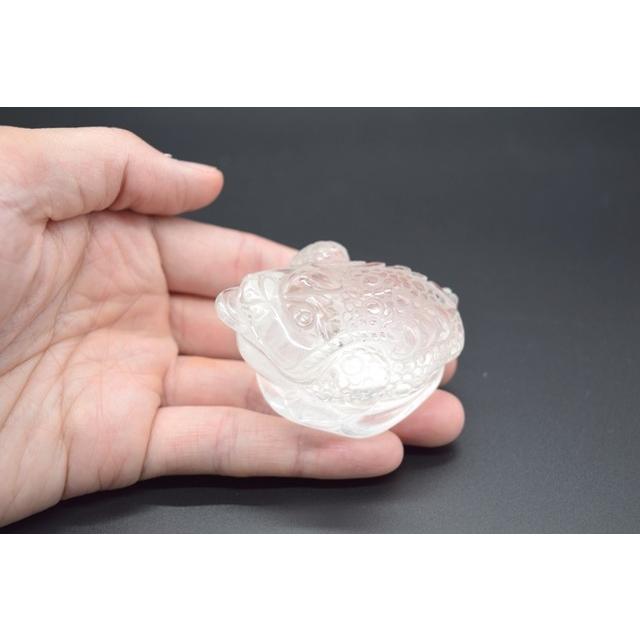 三脚蟾蜍 さんきゃくせんじょ 三本脚の蛙 天然石製置物 水晶 丸型 6.5