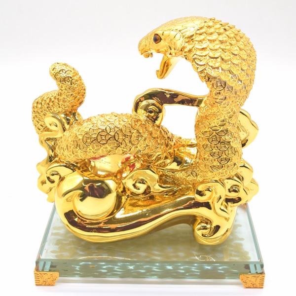 蛇 巳の置物 樹脂製 21cm 銭鱗 如意棒乗り ガラス台座付き ヘビ へび