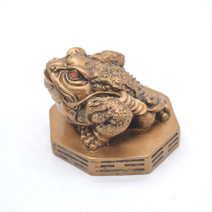 三脚蟾蜍 三本足 カエル 置物 樹脂製 6cm 八卦台座 アンティーク風塗装 |  | 01