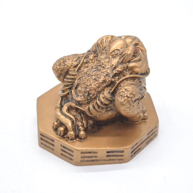 三脚蟾蜍 三本足 カエル 置物 樹脂製 6cm 八卦台座 アンティーク風塗装 |  | 03