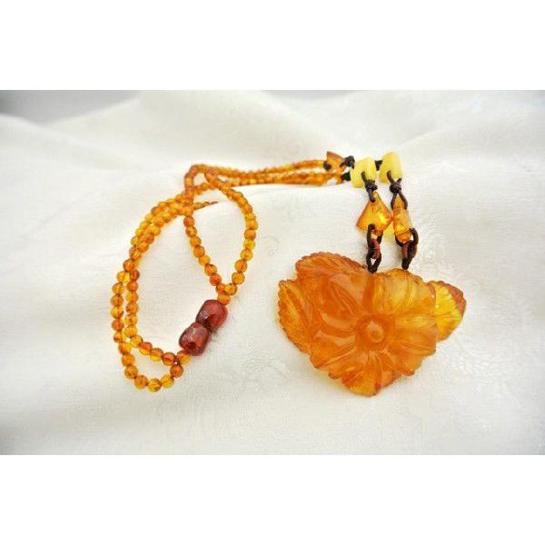 琥珀 コハク アンバー ネックレス 首飾り 花彫り ネジ式 : 横浜