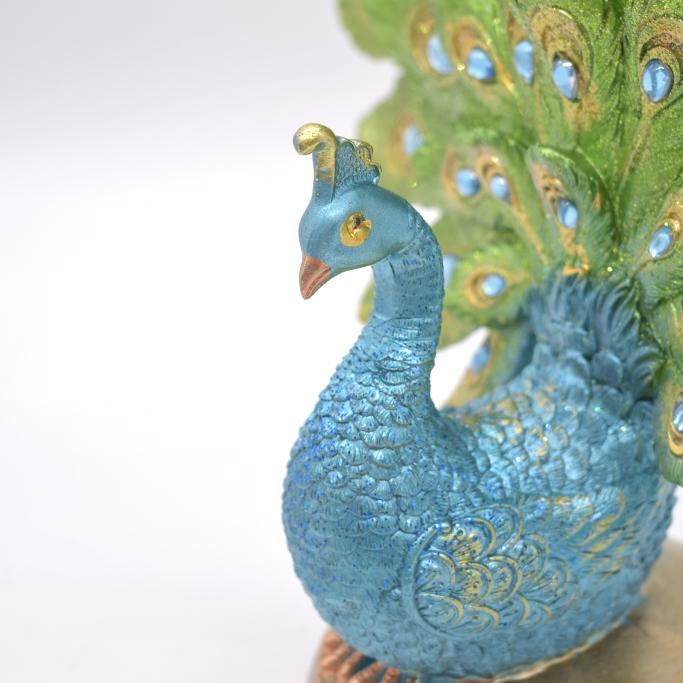 孔雀 樹脂製置物 彩色済み ラメ装飾 台座付き 35cm : 横浜中華街龍