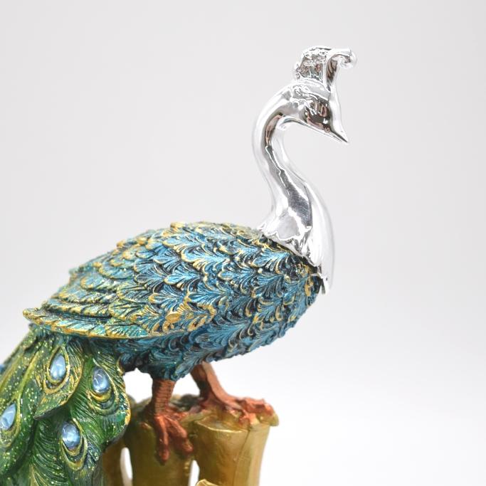 孔雀 二羽セット 樹脂製置物 彩色済み ラメ装飾 台座付き 28cm
