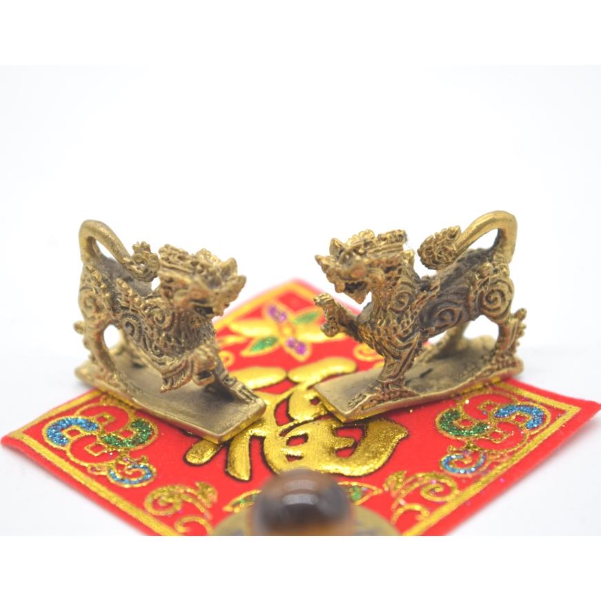 【メール便OK】 獅子 ペア 風水セット シンハー ミニチュア 銅製置物 古銭 タイガーアイ 敷物付き |  | 04