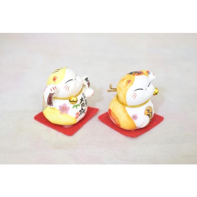 招き猫 置物 2体セット ミニ招き猫 二体セット 座布団と鈴付き 陶器製置物 黄色 4cm : 横浜