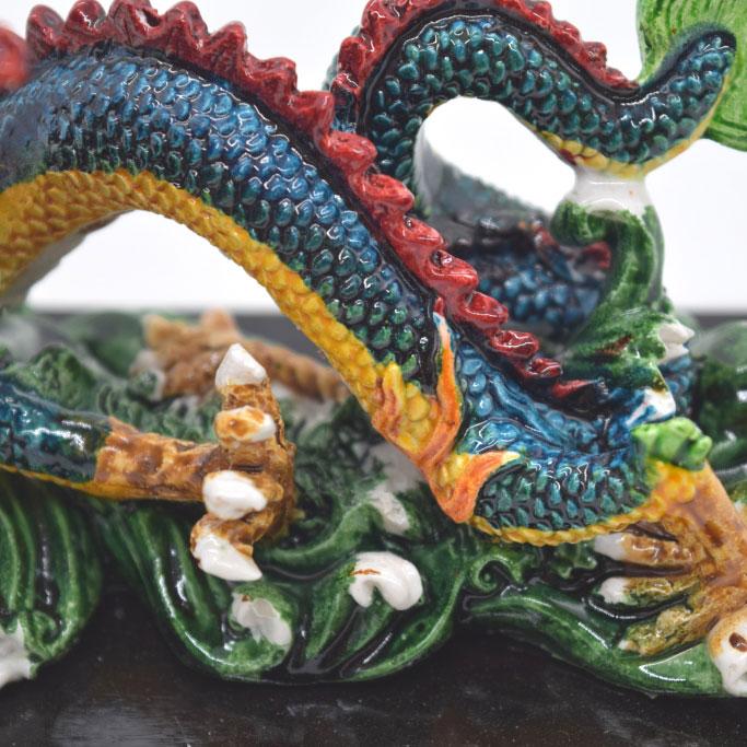 辰 龍の置物 カラフル 樹脂製 10cm 竜 黒台座付き 彩色済み 波に乗る