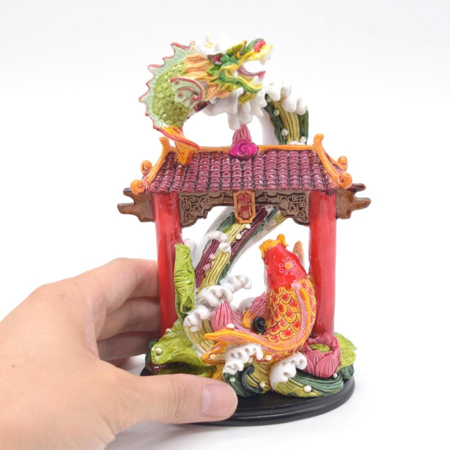 魚 置物 龍鯉 登龍門 8の字波 カラフル 樹脂製置物 17cm : 横浜 魚 置物 龍鯉 登龍門 8の字波 カラフル 樹脂製置物 17cm : 横浜