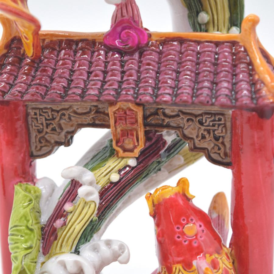 魚 置物 龍鯉 登龍門 8の字波 カラフル 樹脂製置物 17cm : 横浜中華街