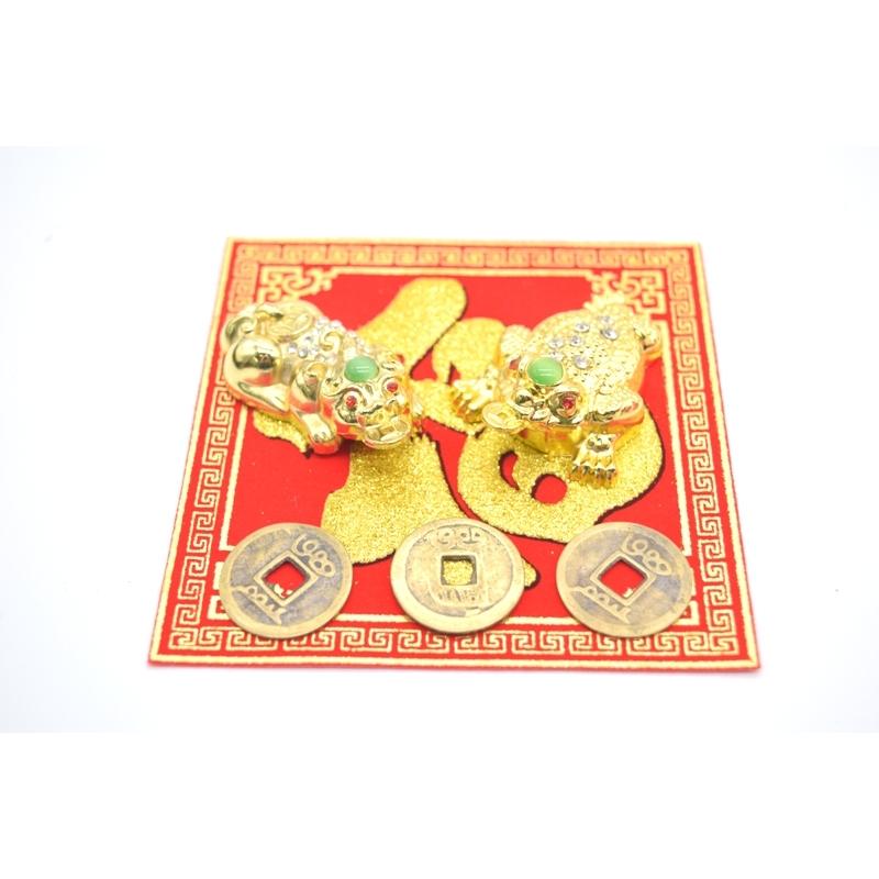 貔貅 置物 三脚蟾蜍 二体セット 古銭 福飾付き 金属製 メッキ加工 金色 | 