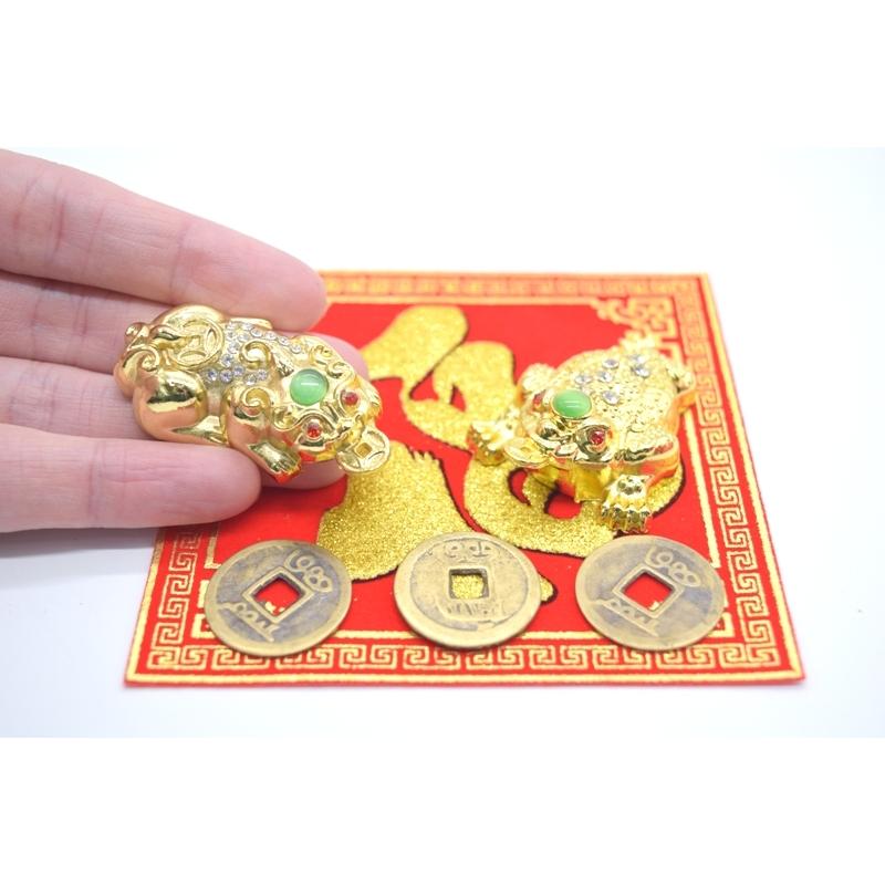 貔貅 置物 三脚蟾蜍 二体セット 古銭 福飾付き 金属製 メッキ加工 金色 |  | 01