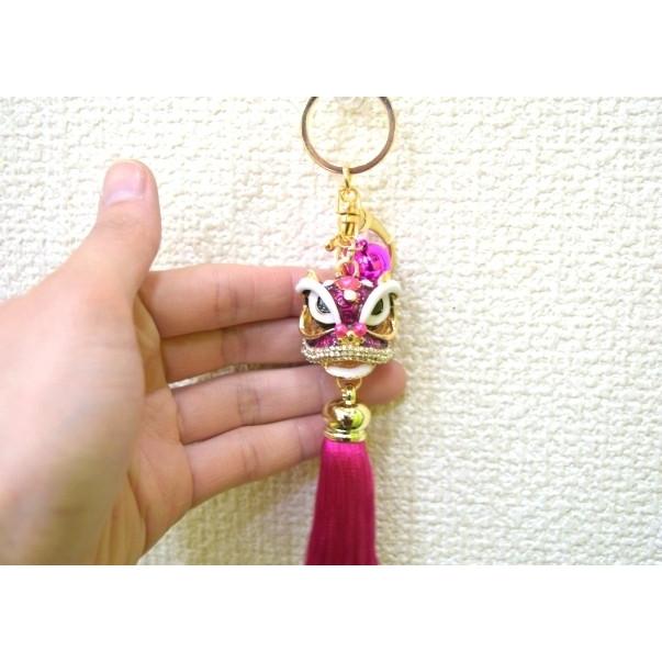 メール便OK】 獅子 七宝焼き キーホルダー フサ付き 金属製 桃 ピンク