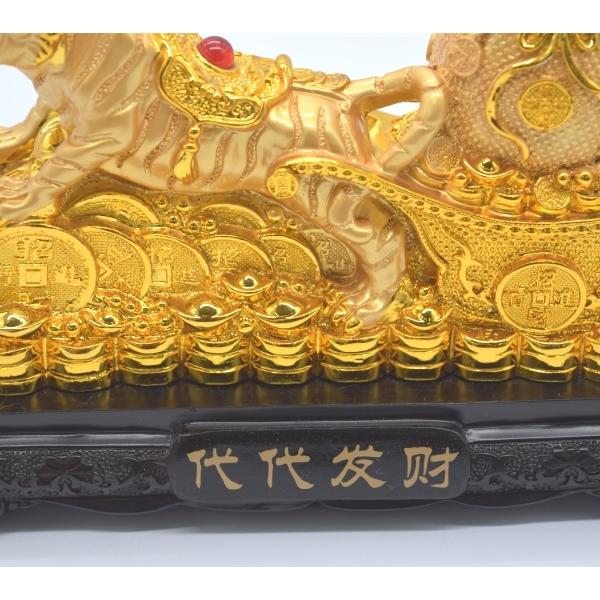 寅 虎 樹脂製置物 巾着 財宝牽き 台座付き 金色 十二支 14cm : 横浜