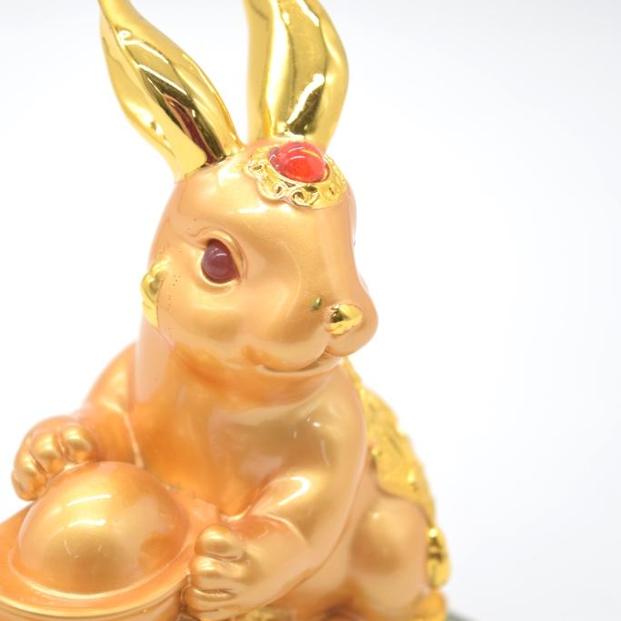 うさぎ 卯 兎 金色 ガラス台座付き 元宝 樹脂製置物 15cm : 横浜中華街