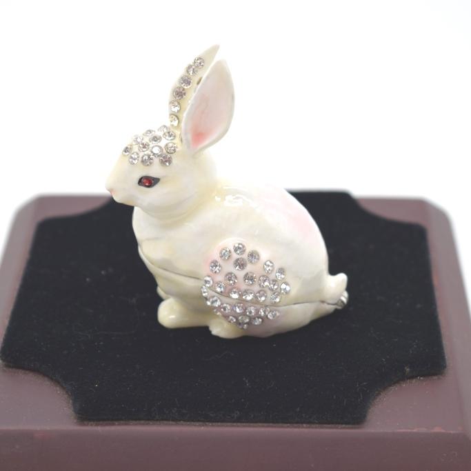 置き物です。 うさぎ 卯 兎 ラインストーン付き 小物入れ 七宝焼き 金属製置物