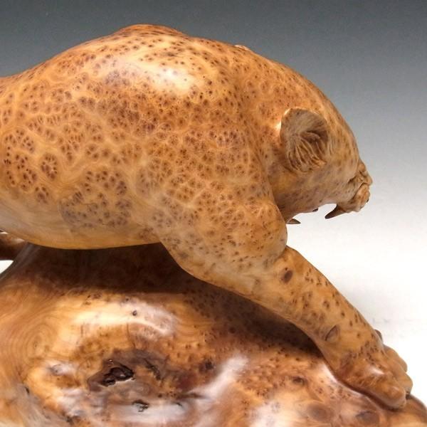 豹飾り物 木彫りの豹（ヒョウ） 置物 杉 高さ33cm : 仏像と縁起物の専門店 龍祥