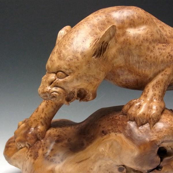 木彫りの豹（ヒョウ） 置物 杉 高さ33cm : 仏像と縁起物の専門店 龍祥
