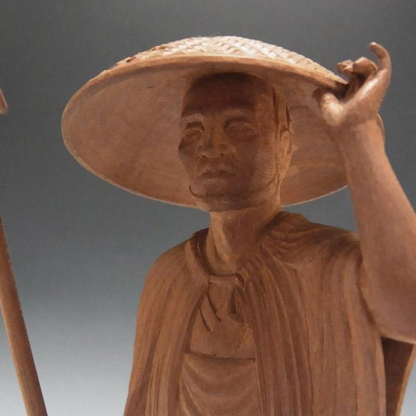木彫り作品 旅人 桜木地仕上げ 20cm 彫刻 置物 : 仏像と縁起物の専門店