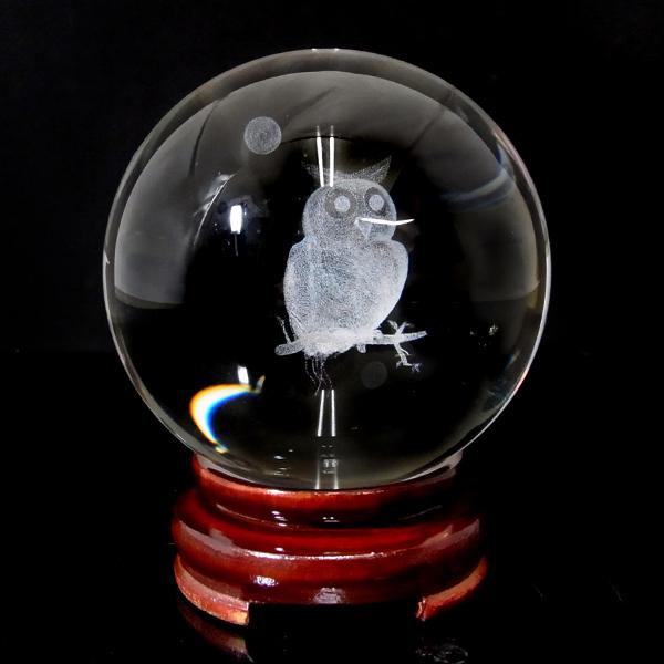 溶解水晶球 レーザー彫りふくろう 約80mm 木製台座付き 人工水晶 溶錬