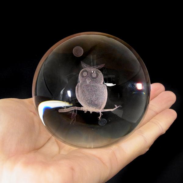 溶解水晶球 レーザー彫りふくろう 約80mm 木製台座付き 人工水晶 溶錬