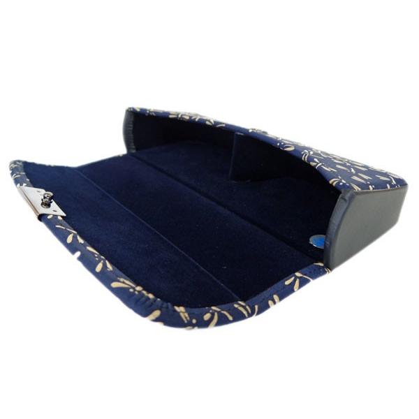 印傳屋（INDEN-YA） 印伝 メガネケースL 4206 紺地鹿革 白漆 とんぼ柄