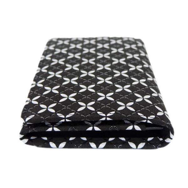 印傳屋 印伝 そよか名刺入れ 8808 黒地鹿革 白更紗 黒漆 七宝