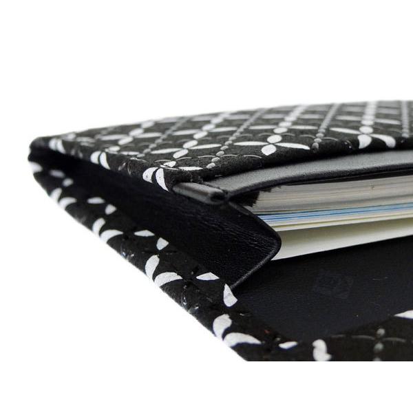 印傳屋（INDEN-YA） 印伝 そよか名刺入れ 8808 黒地鹿革 白更紗 黒漆