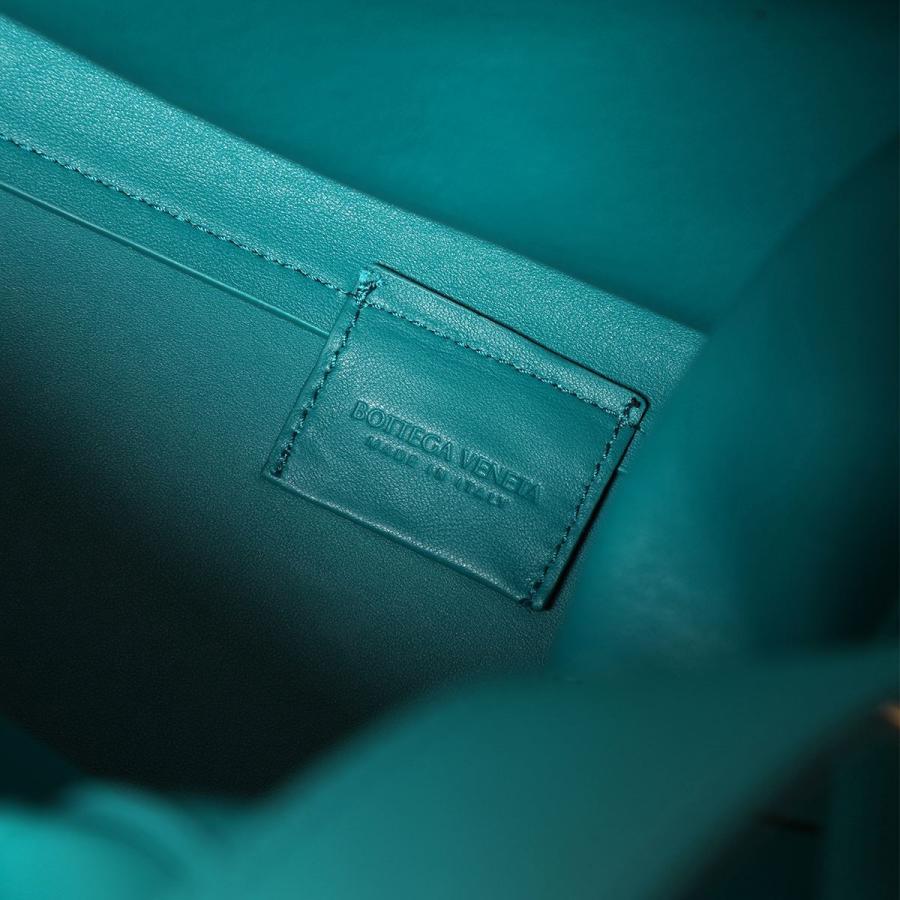 BOTTEGA VENETA（ボッテガ・ヴェネタ） ショルダーバッグ POINT MEDIUM