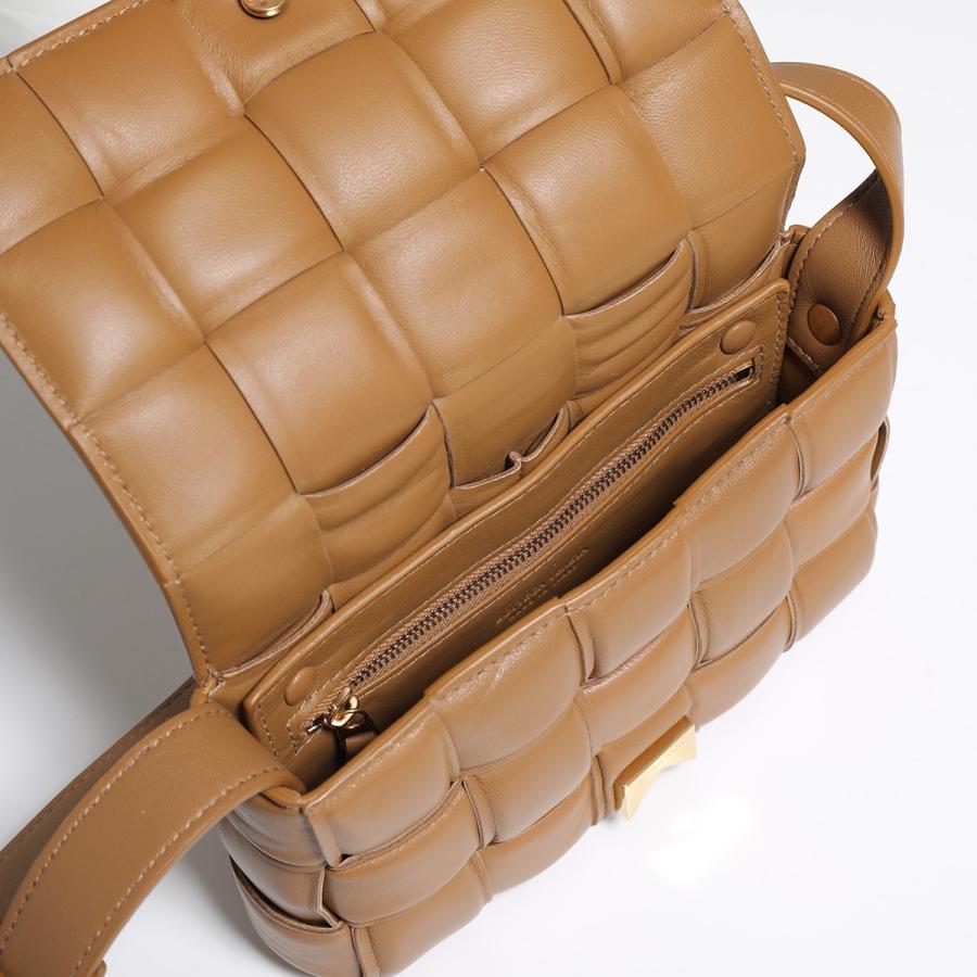 BOTTEGA VENETA（ボッテガ・ヴェネタ） ショルダーバッグ CASETTE