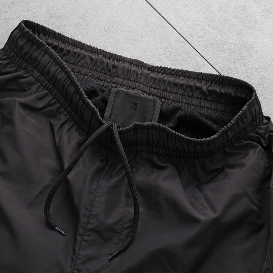 GIVENCHY ブラックショートパンツ　水着　水陸両用 GIVENCHY (ジバンシィ) 裾ロゴ メッシュインナー付き スイムショーツ