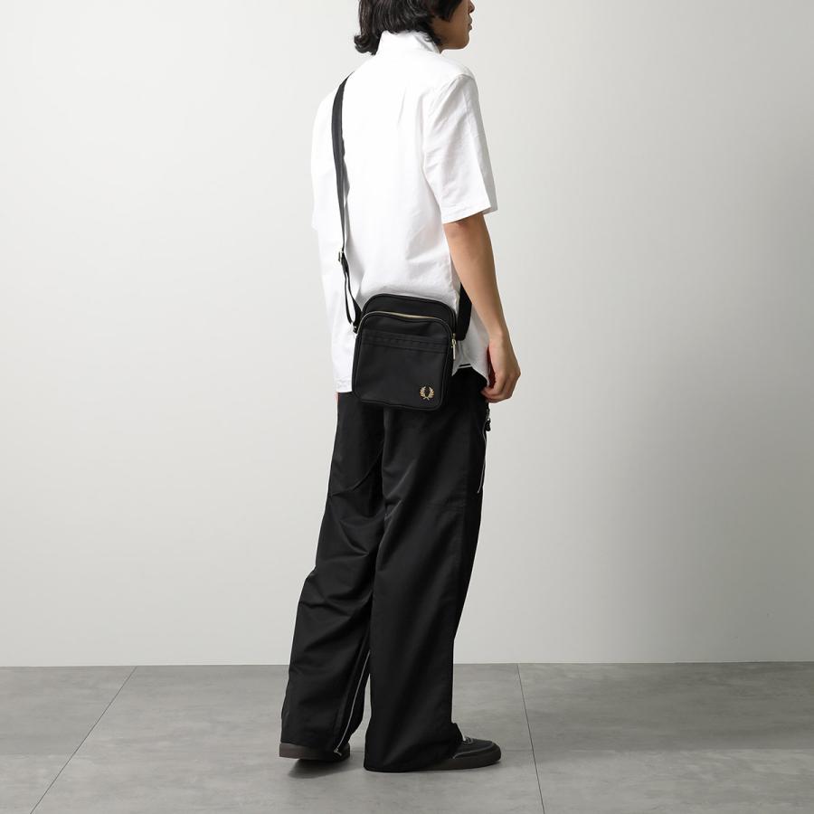 極美品 フレッドペリー ショルダーバッグ 黒 ワッペン レトロ 大容量 希少 FRED PERRY（フレッドペリー） ショルダーバッグ TEXTURED NYLON SIDE