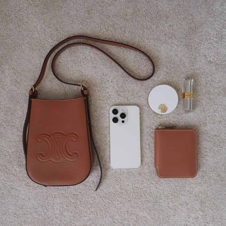 CELINE（セリーヌ） フォンケース HELOISE エロイズ 10M753GB7. 04LU