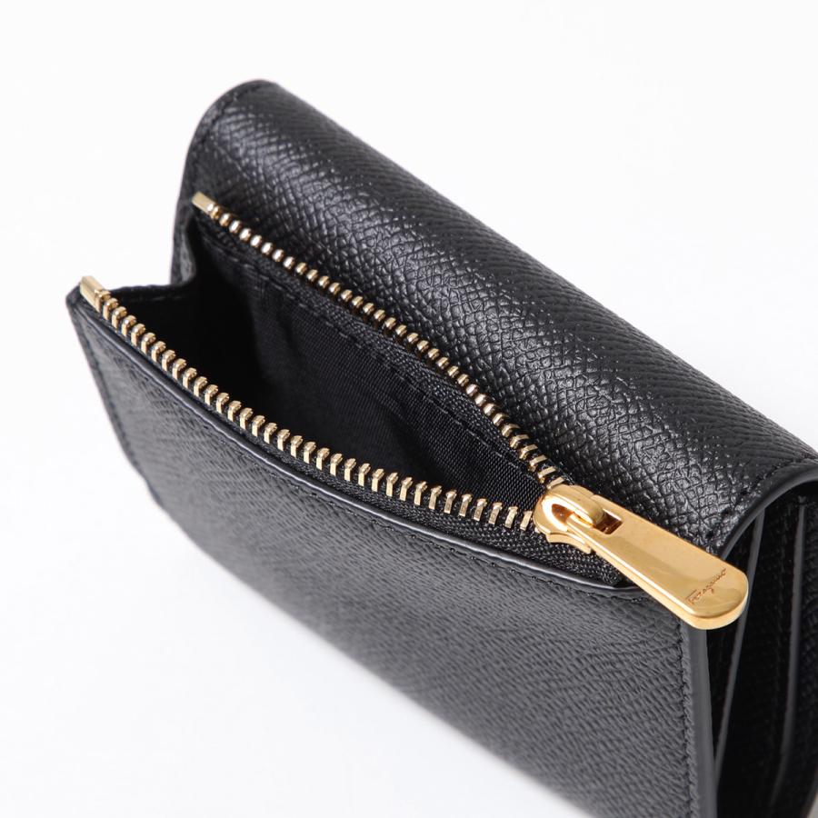 ✨新品未使用・箱付き✨　Ferragamo ミニ財布　ガンチーニ　キャンバス FERRAGAMO（フェラガモ） 二つ折り財布 22 0627 770769 レディース