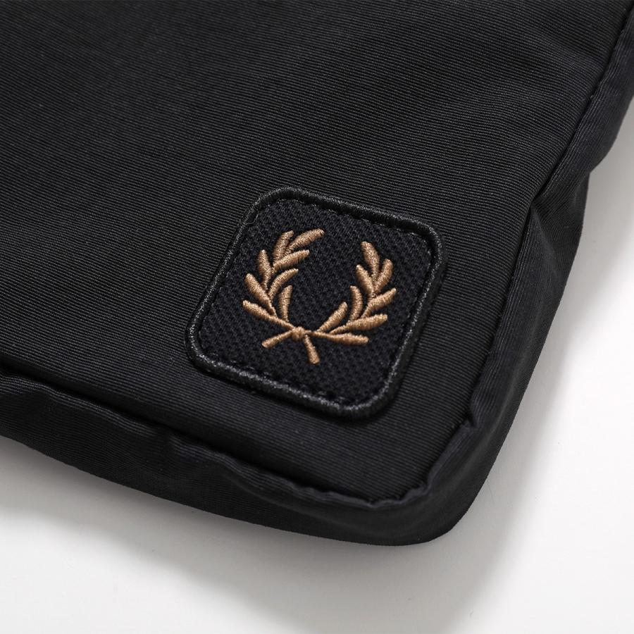 Fred Perry バーガンディ ショルダーバッグ　ピンバッジおまけ FRED PERRY（フレッドペリー） ショルダーバッグ NYLON BADGE