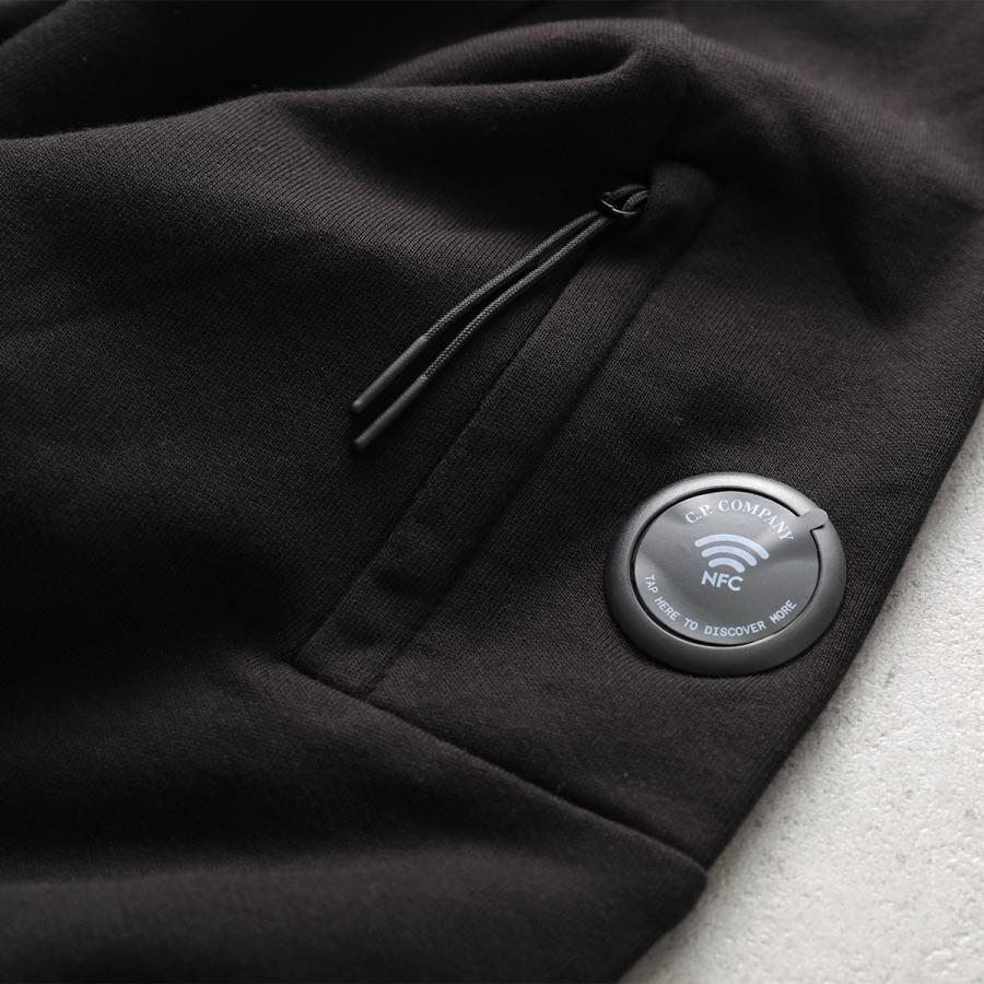 伊製 シーピーカンパニー レンズ付スウェット ステッチデザイン ベンチレーション C.P. COMPANY（シーピーカンパニー） スウェットシャツ RCCMSS713A