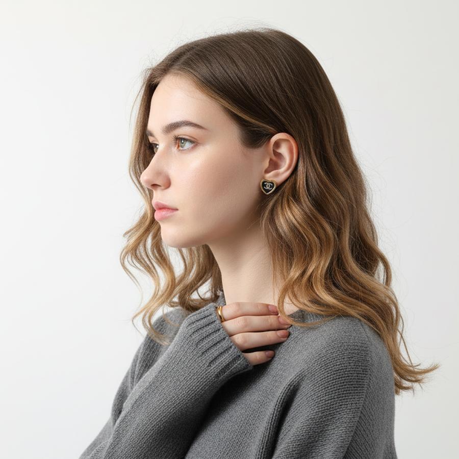 シャネル　CCマーククリスタルハートピアス　激レア新品未使用 シャネル CCマーククリスタルハートピアス 激レア新品未使用