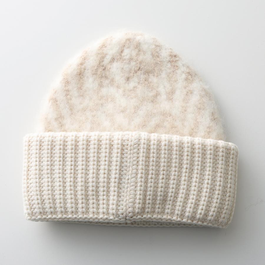 FENDI ホワイトケーブルニット 耳あて付きニット帽 FENDI ホワイトケーブルニット 耳あて付きニット帽 FENDI ホワイト