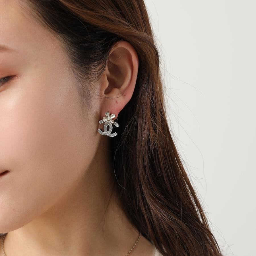 CHANEL パールとロゴチャームのピアス CHANEL ロゴパールピアスゴールド