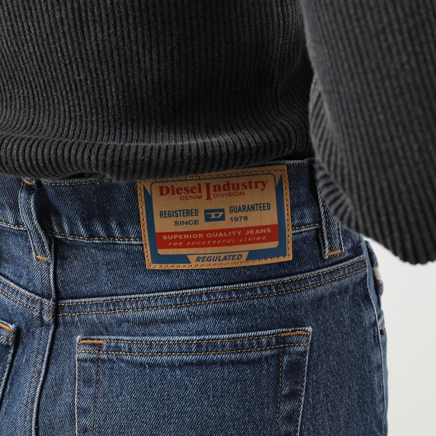 DIESEL（ディーゼル） デニムパンツ flare jeans 1978 D-AKEMI A03624