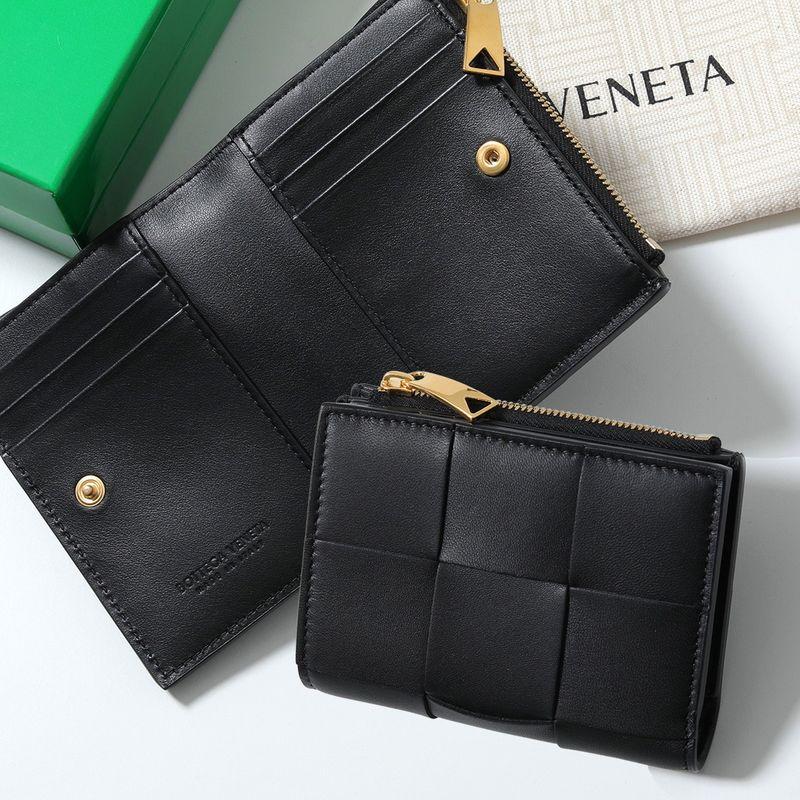 BOTTEGA VENETA ブラック 二つ折り　カセット財布 カセット 二つ折りウォレット のために メンズ で ブラック | Bottega
