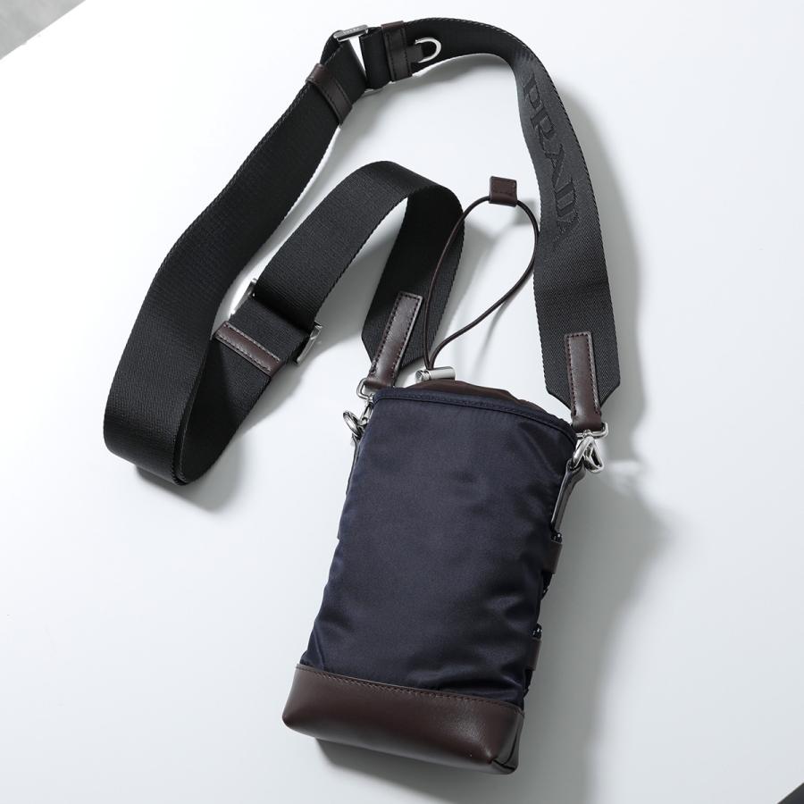 PRADA コミックシリーズ　ケース プラダ“コミックプリント”のメンズバッグやウォレットを日本限定発売