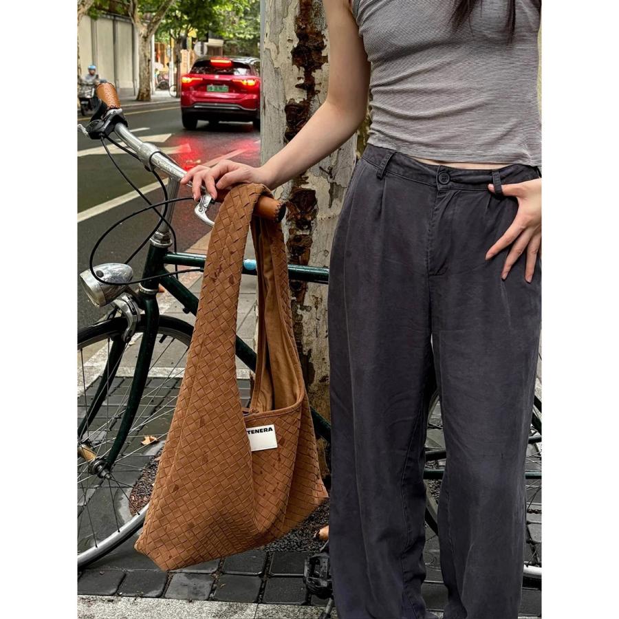 【訳あり】TENERA テネラ トートバッグ Handwoven Suede Large Hobo ハンドウーブン ラージ ホーボーバッグ レディース スエードコレクション 鞄 ブラウンの画像