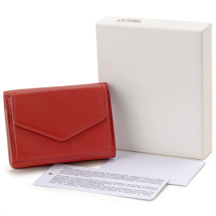 メゾンマルジェラ　レザー 三つ折り財布 レッド　箱付き メゾン マルジェラの人気三つ折りウォレット。今選ぶなら、パテントの